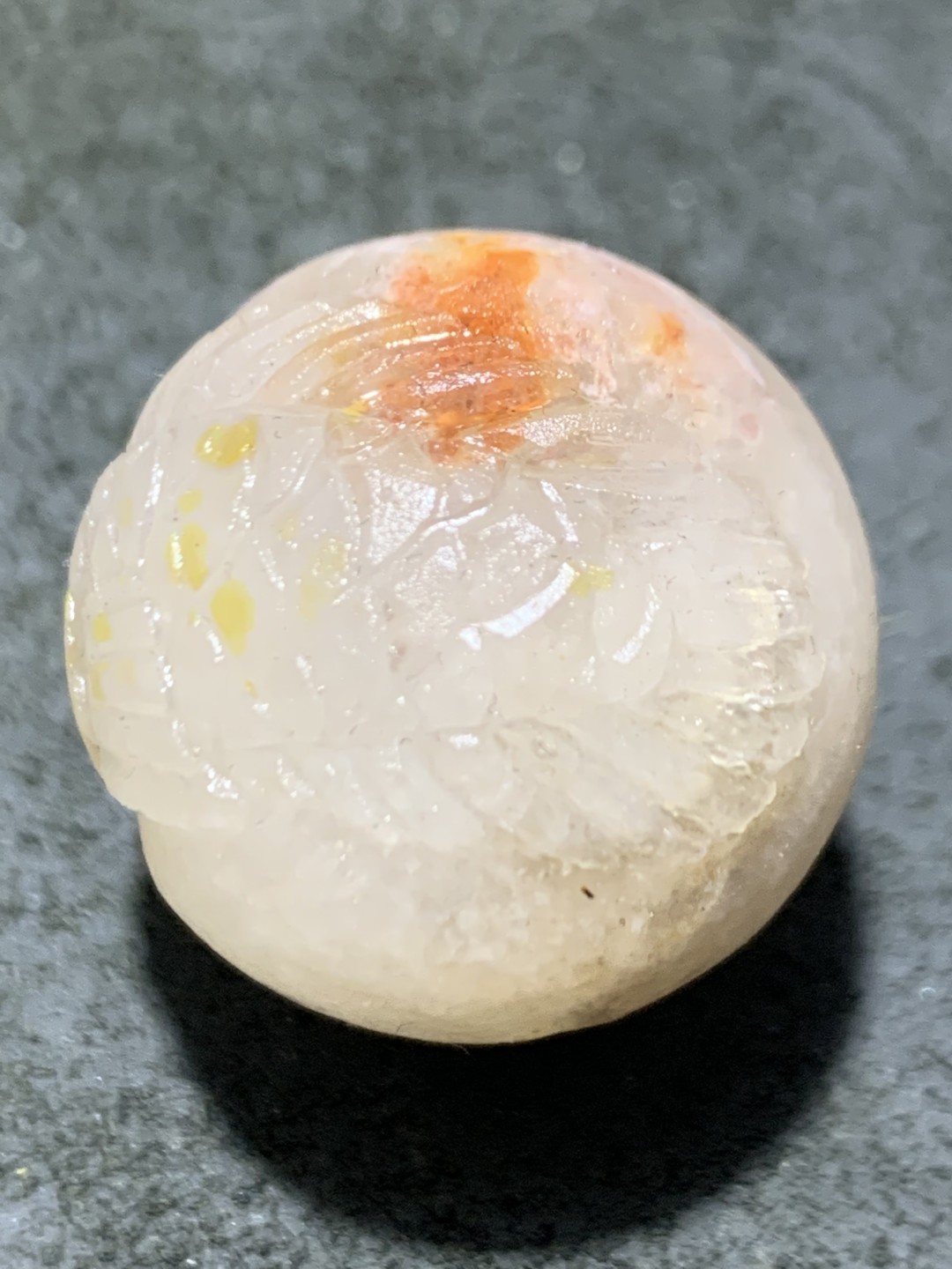 精美满冰飘亚光战国红玛瑙手工俏色巧雕白龙鱼圆珠一个，