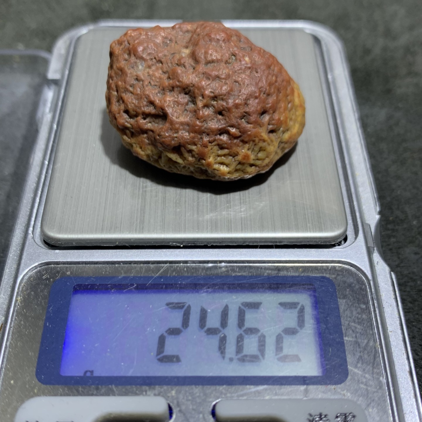 精美戈壁红皮筋脉石原石一颗，