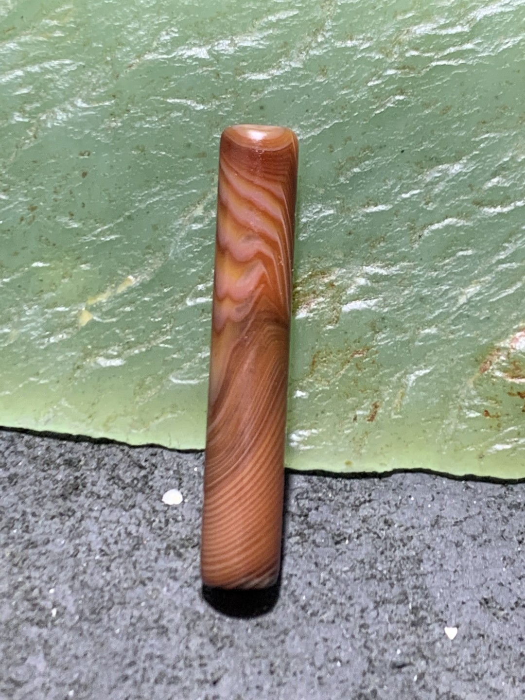 亚光高玉化酒红色千层纹缠丝玛瑙随形通货管珠一颗，