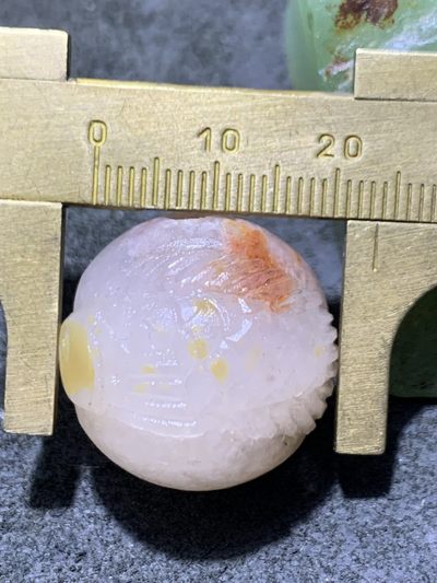 精美满冰飘亚光战国红玛瑙手工俏色巧雕白龙鱼圆珠一个， 精美满冰飘亚光战国红玛瑙手工俏色巧雕白龙鱼圆珠一个，