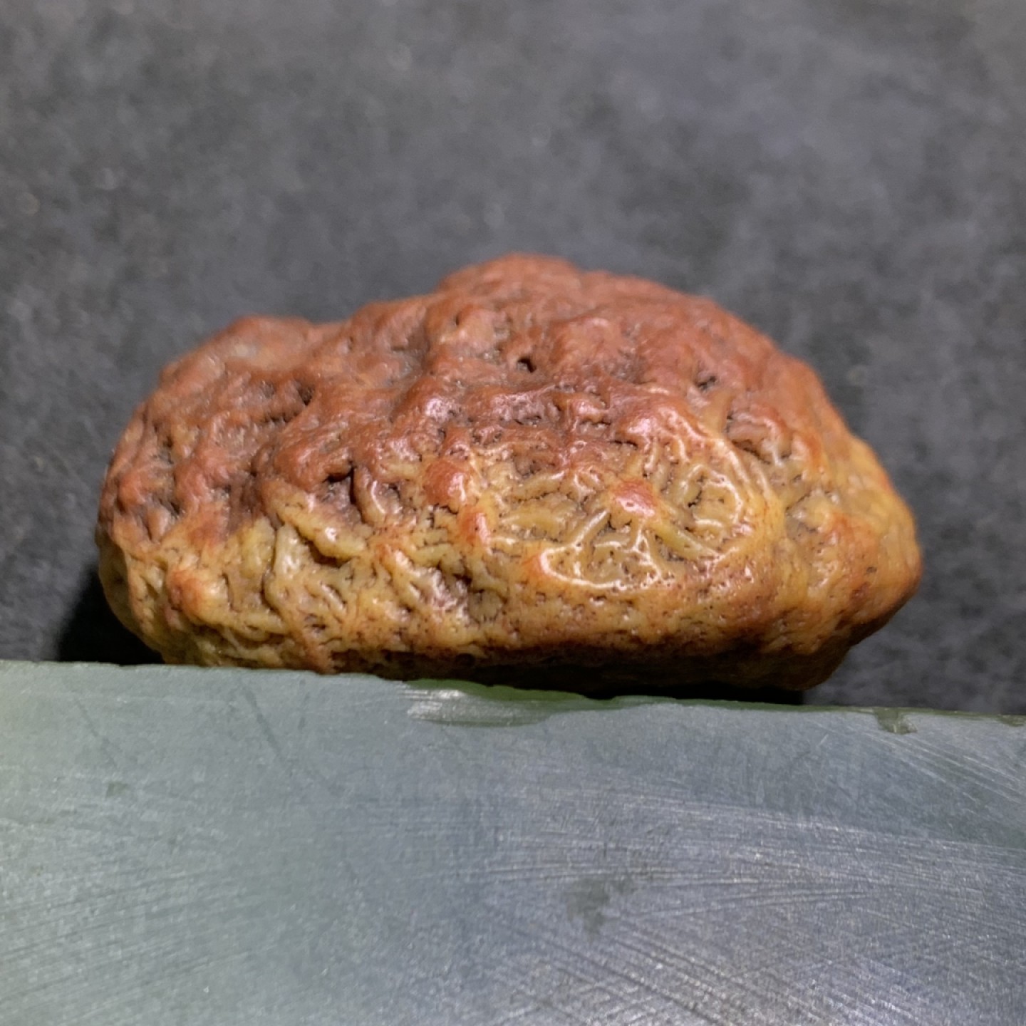 精美戈壁红皮筋脉石原石一颗，