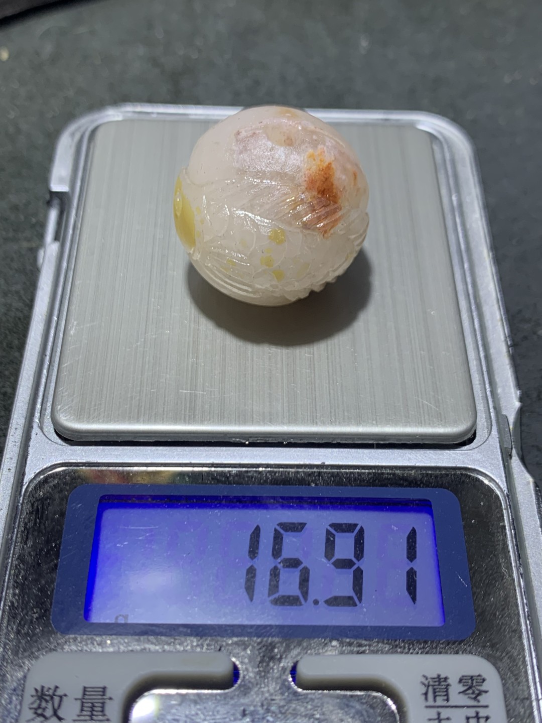 精美满冰飘亚光战国红玛瑙手工俏色巧雕白龙鱼圆珠一个，