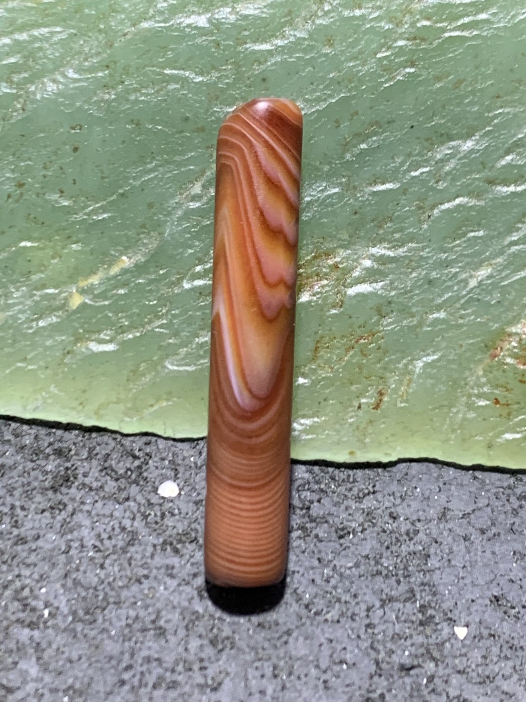 亚光高玉化酒红色千层纹缠丝玛瑙随形通货管珠一颗，