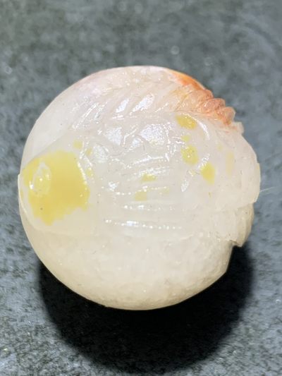 精美满冰飘亚光战国红玛瑙手工俏色巧雕白龙鱼圆珠一个， - 精美满冰飘亚光战国红玛瑙手工俏色巧雕白龙鱼圆珠一个，