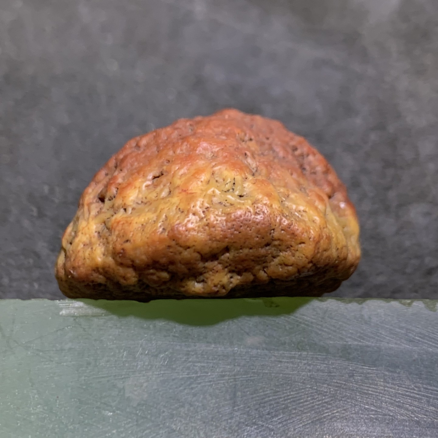 精美戈壁红皮筋脉石原石一颗，
