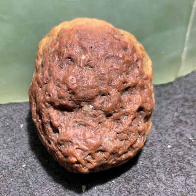 精美戈壁红皮筋脉石原石一颗， - 精美戈壁红皮筋脉石原石一颗，