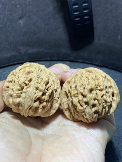 精美大尺寸对歪鹰嘴四座楼狮子头异形文玩核桃一对， - 精美大尺寸对歪鹰嘴四座楼狮子头异形文玩核桃一对，