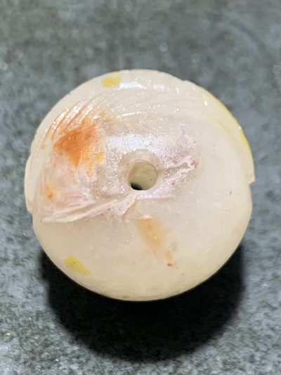 精美满冰飘亚光战国红玛瑙手工俏色巧雕白龙鱼圆珠一个， 精美满冰飘亚光战国红玛瑙手工俏色巧雕白龙鱼圆珠一个，