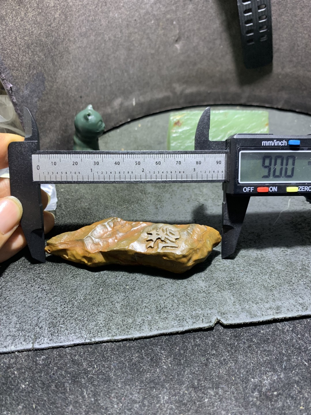 精美戈壁彩玉手工雕刻诺字把件（吊坠)一个！寓意：一诺千金