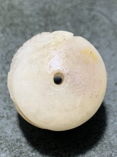 精美满冰飘亚光战国红玛瑙手工俏色巧雕白龙鱼圆珠一个， 精美满冰飘亚光战国红玛瑙手工俏色巧雕白龙鱼圆珠一个，