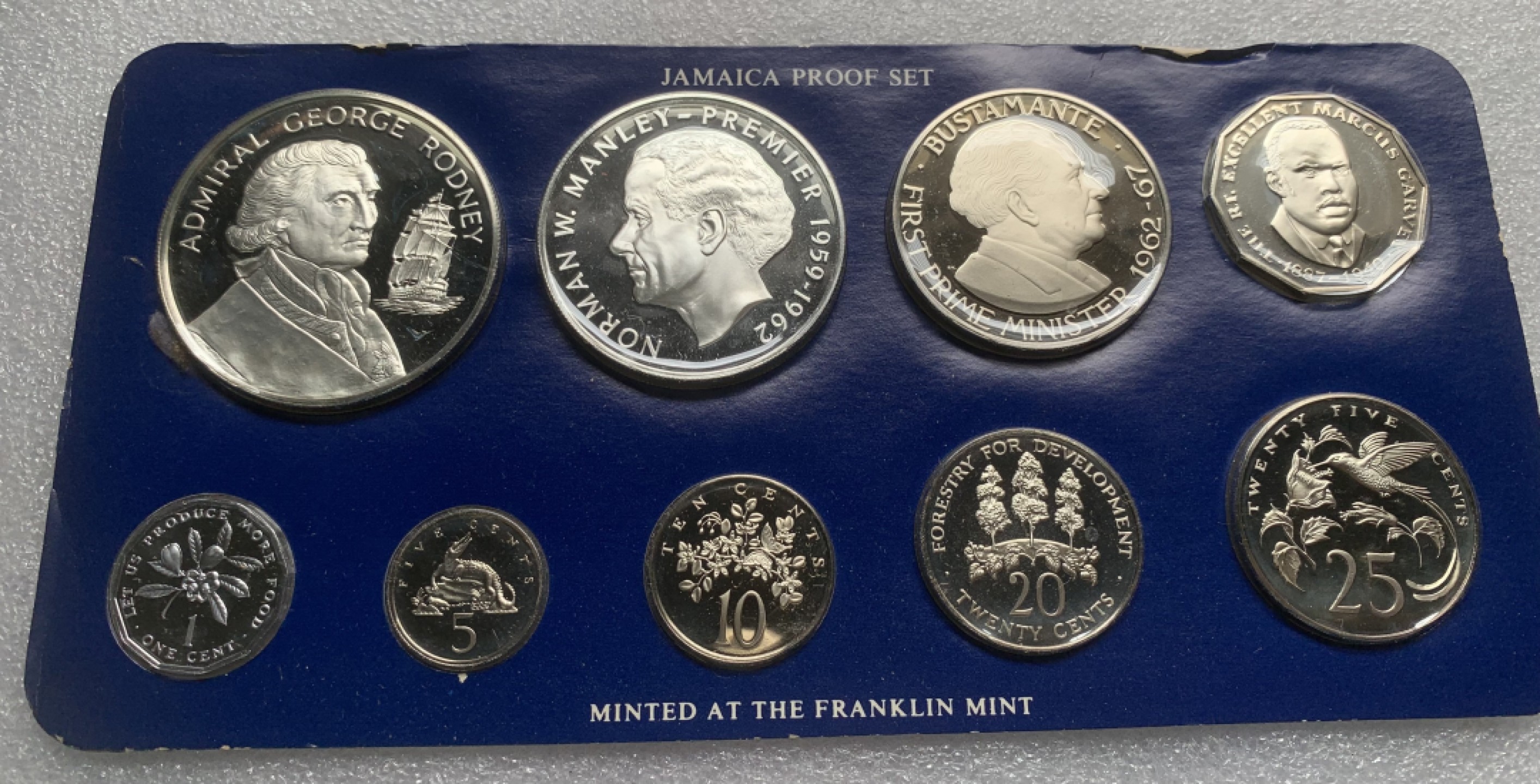 瓶子🏺第82期拍卖会 牙买加1977年精制套币  原盒证    含2枚大银币  提督42.8克纪念精制银币