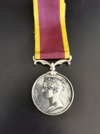 盛世勋华——号角文化勋章专场拍卖第93期 - 英国1857-60年第二次鸦片战争奖章 海军版 银制 正面3点为章上粘的胶，感兴趣的可以动手清理