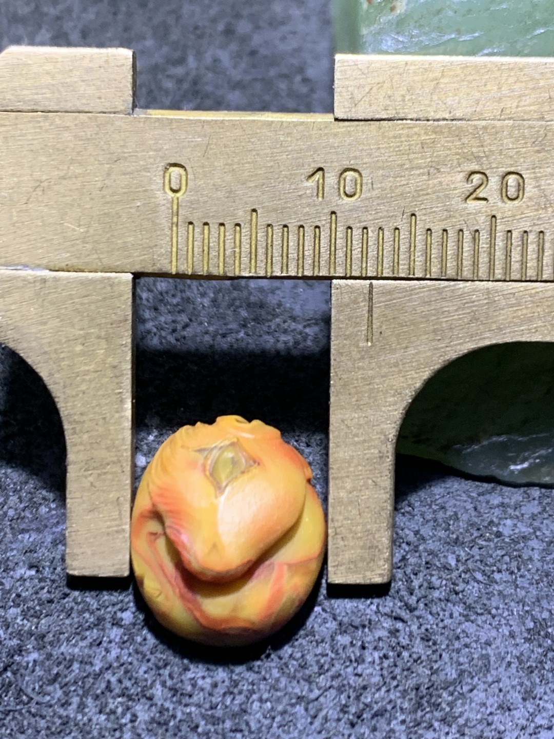 精美战国红玛瑙手工俏色巧雕灵狐戒面一个，