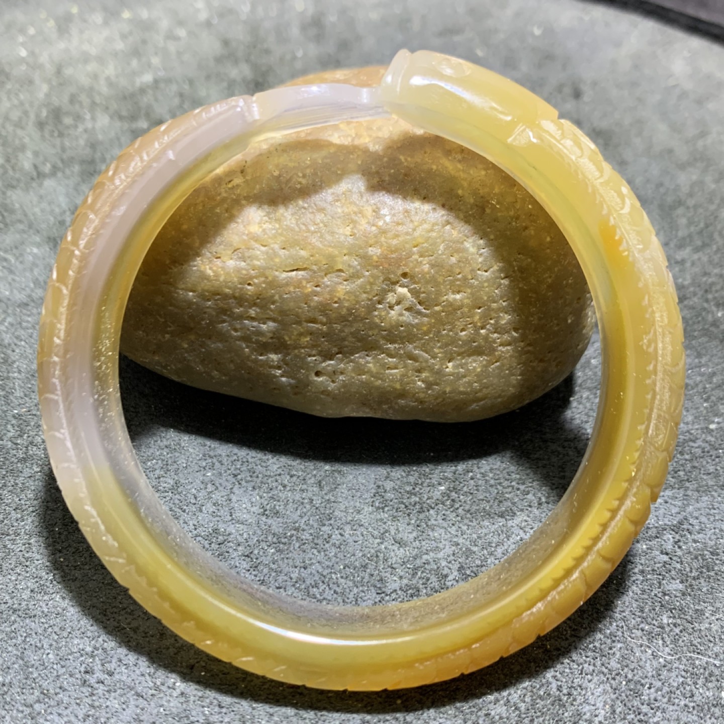 精美巴西玛瑙雕刻龙鱼手镯一只