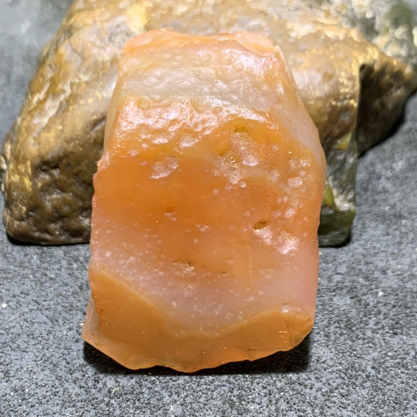 放福利！精美天然阿拉善红白双色玛瑙原石一颗，