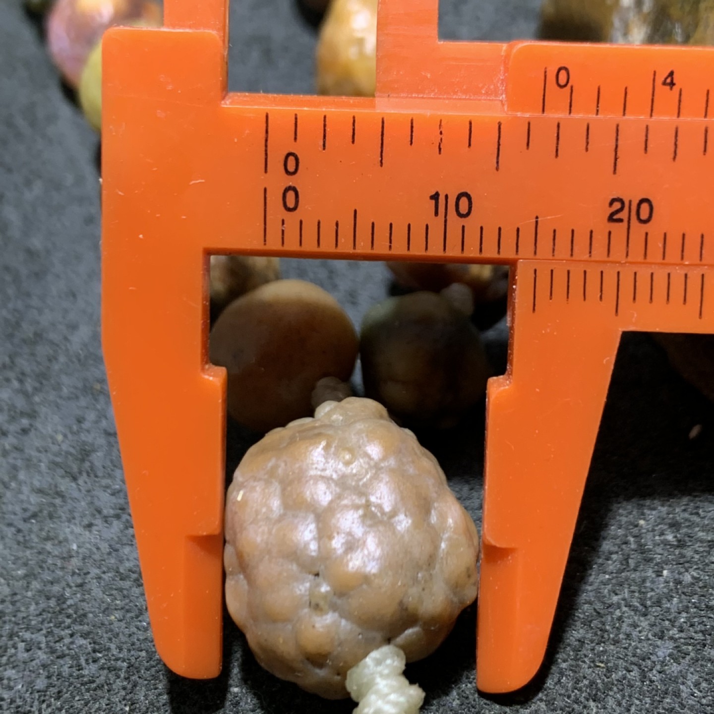 精美鱼籽纹筋脉石玛瑙108项链一条