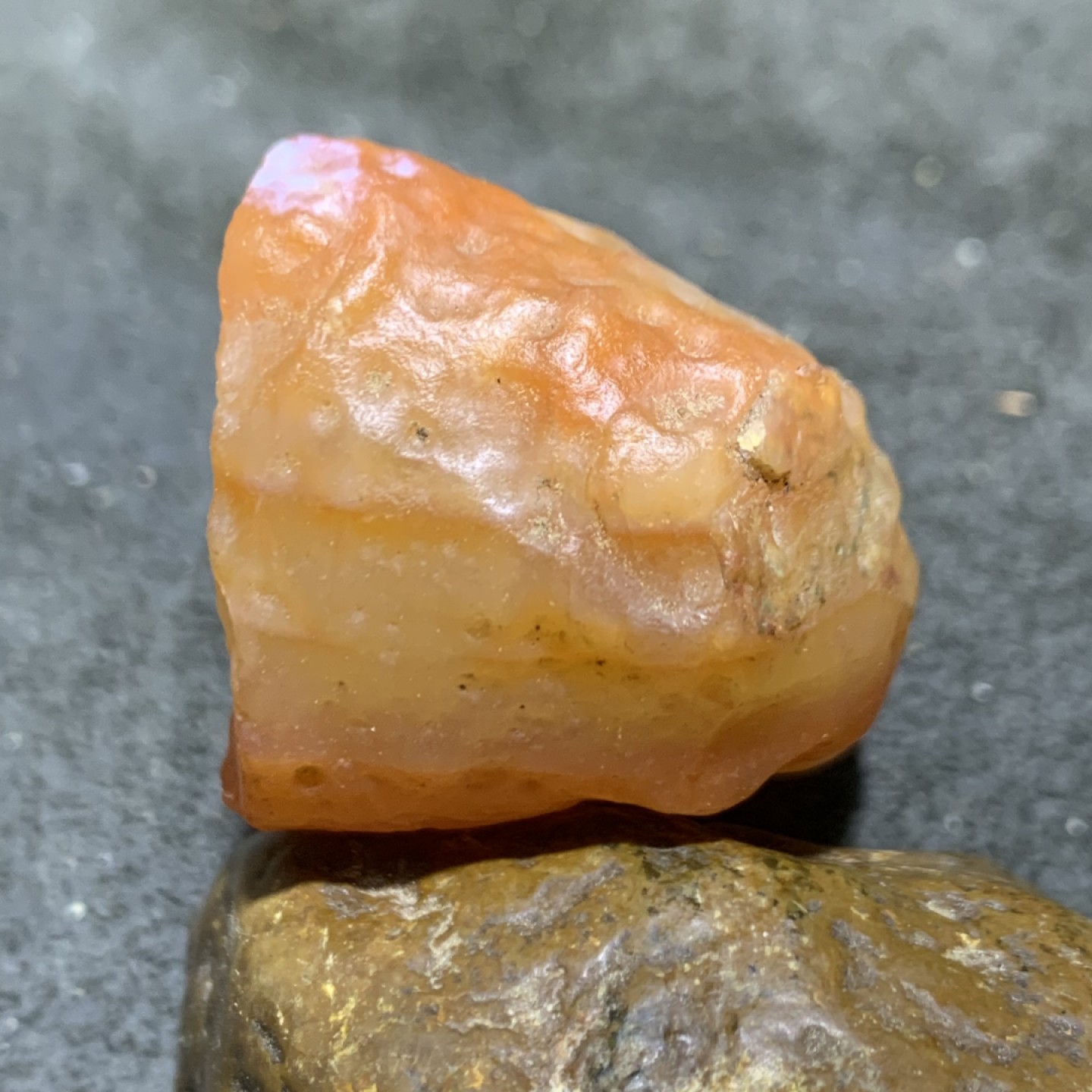 放福利！精美天然阿拉善红白双色玛瑙原石一颗，