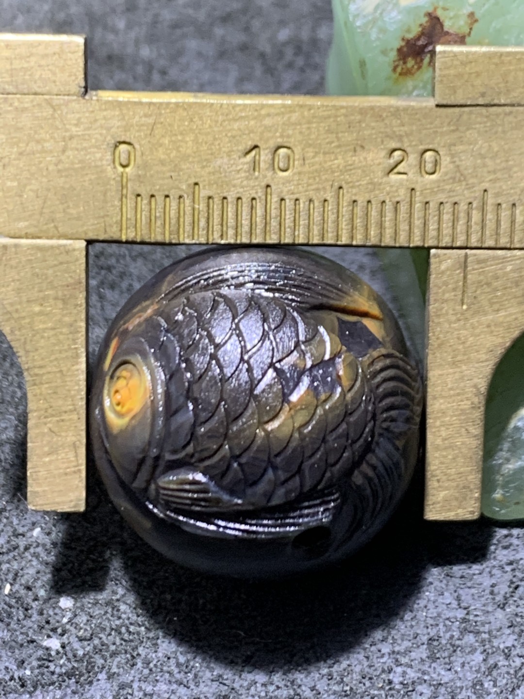 精美亚光战国红玛瑙手工俏色巧雕燕尾鱼圆珠一个，