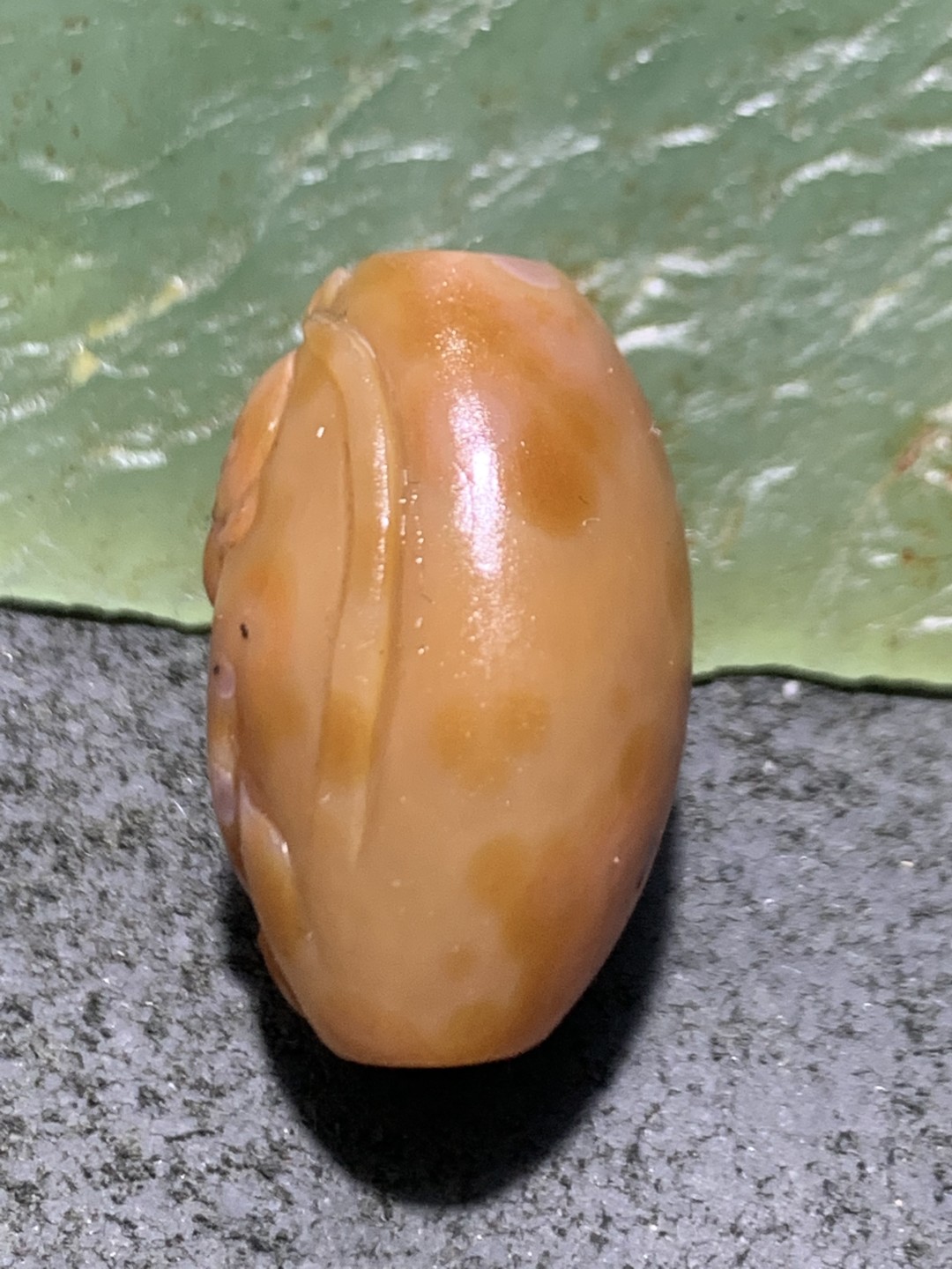精美亚光战国红玛瑙手工雕刻灵猴勒子一颗！