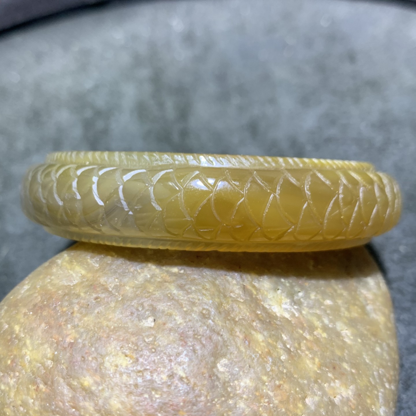 精美巴西玛瑙雕刻龙鱼手镯一只