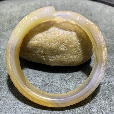 精美巴西玛瑙雕刻龙鱼手镯一只 - 精美巴西玛瑙雕刻龙鱼手镯一只