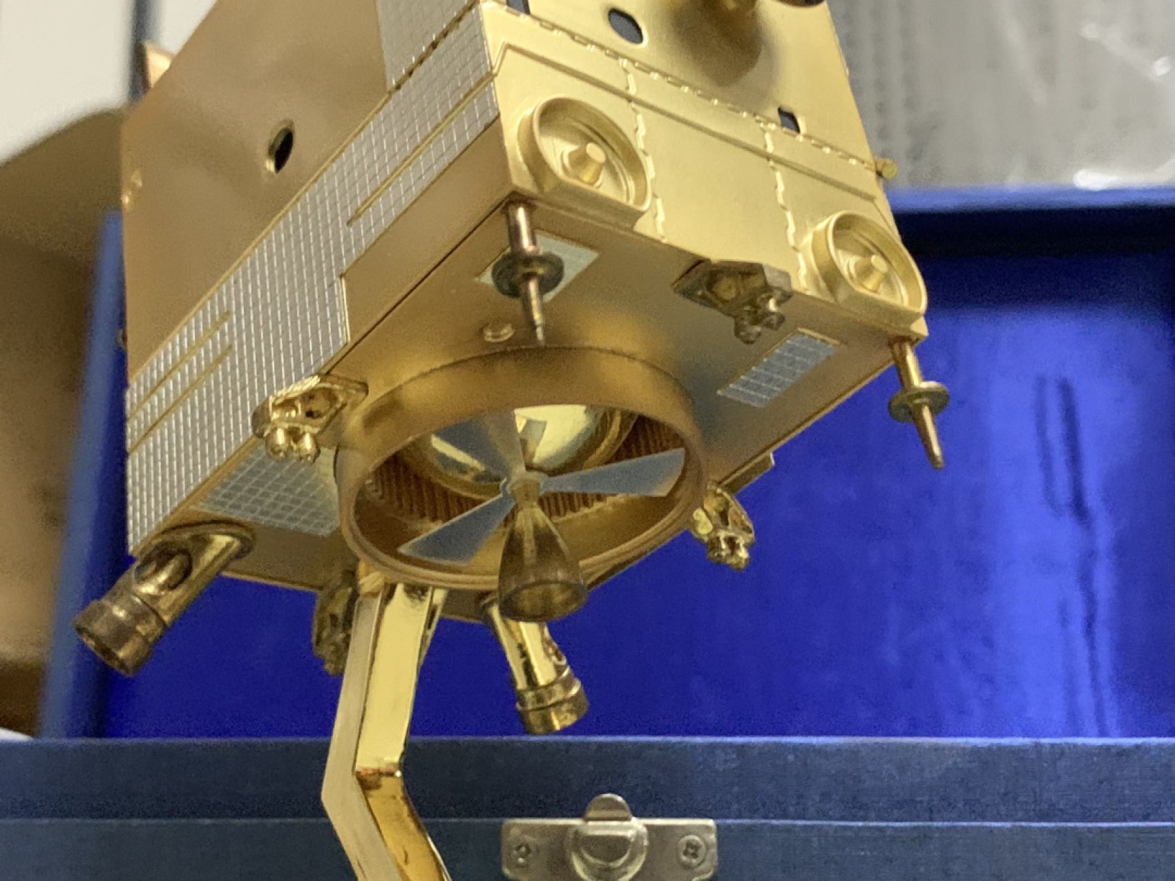零元拍：中国航天科技授权收藏级 1/35 嫦娥一号卫星模型，带收藏证书，全新无拆。