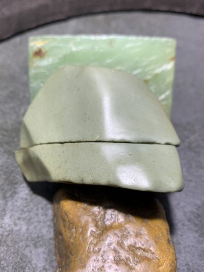精美新疆绿泥石巧石原石把件（镇纸，摆件） 一对 - 精美新疆绿泥石巧石原石把件（镇纸，摆件） 一对