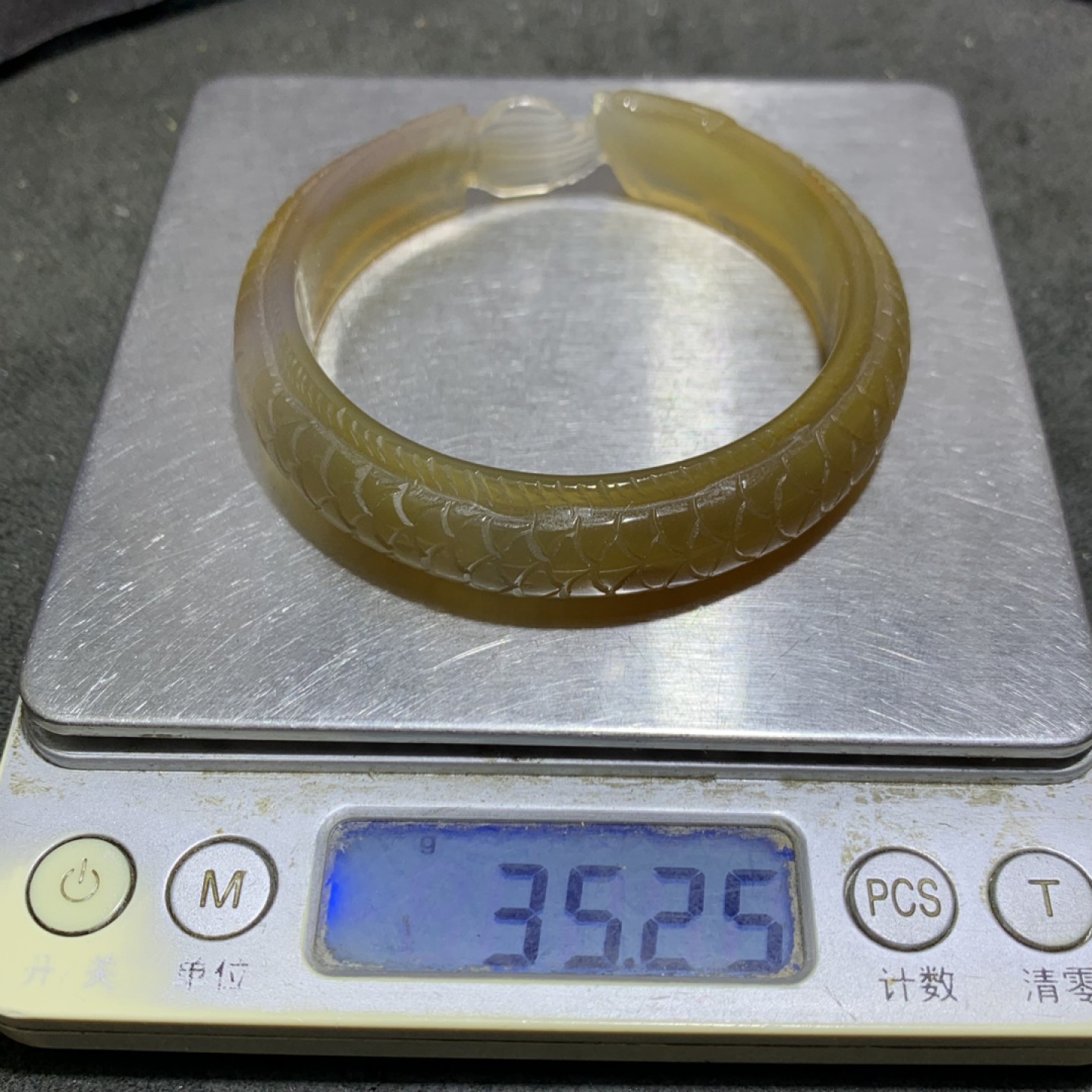 精美巴西玛瑙雕刻龙鱼手镯一只