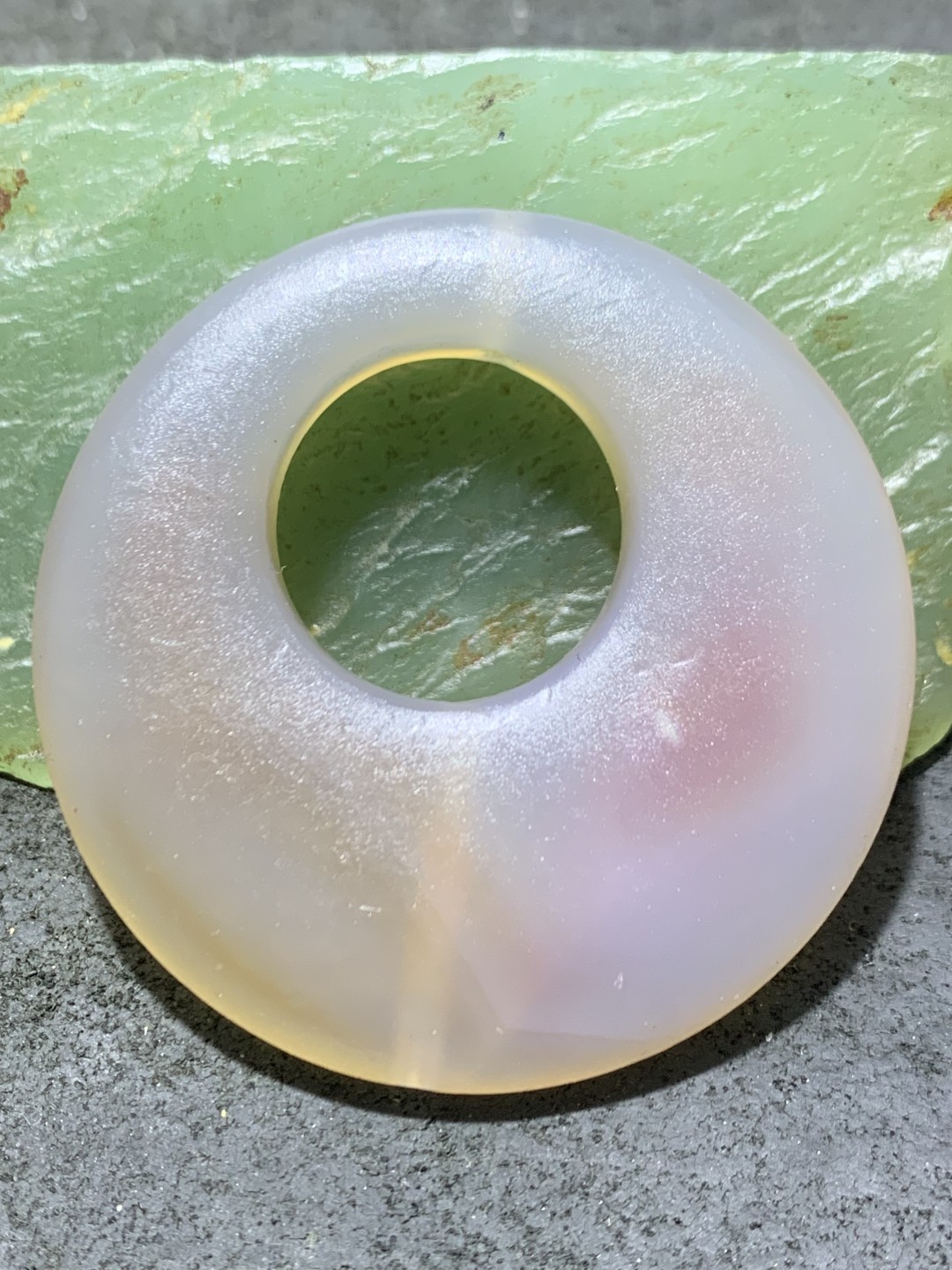 精美亚光高玉化海洋玉髓手工俏色巧雕道字公主环挂件一个！