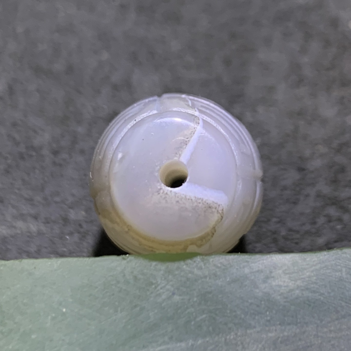 巴西玛瑙雕刻云纹珠（回纹珠）桶珠一颗，