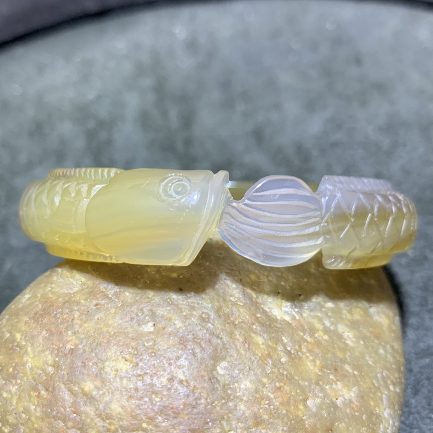 精美巴西玛瑙雕刻龙鱼手镯一只