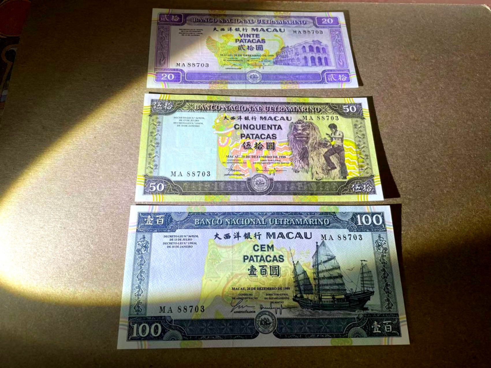 【Blue Auction】✨世界纸币精拍第301期——新纪元 【MA88703全同号全套 迎回归版 原装带册带证书】澳门 1999年20-1000元 全新UNC 非常漂亮一套 （500元有个角有极轻微荧光点）首次发行以澳门风光为主题的纸币 有别于过去以历史人物为主题 原装带册和证书如今非常少见 