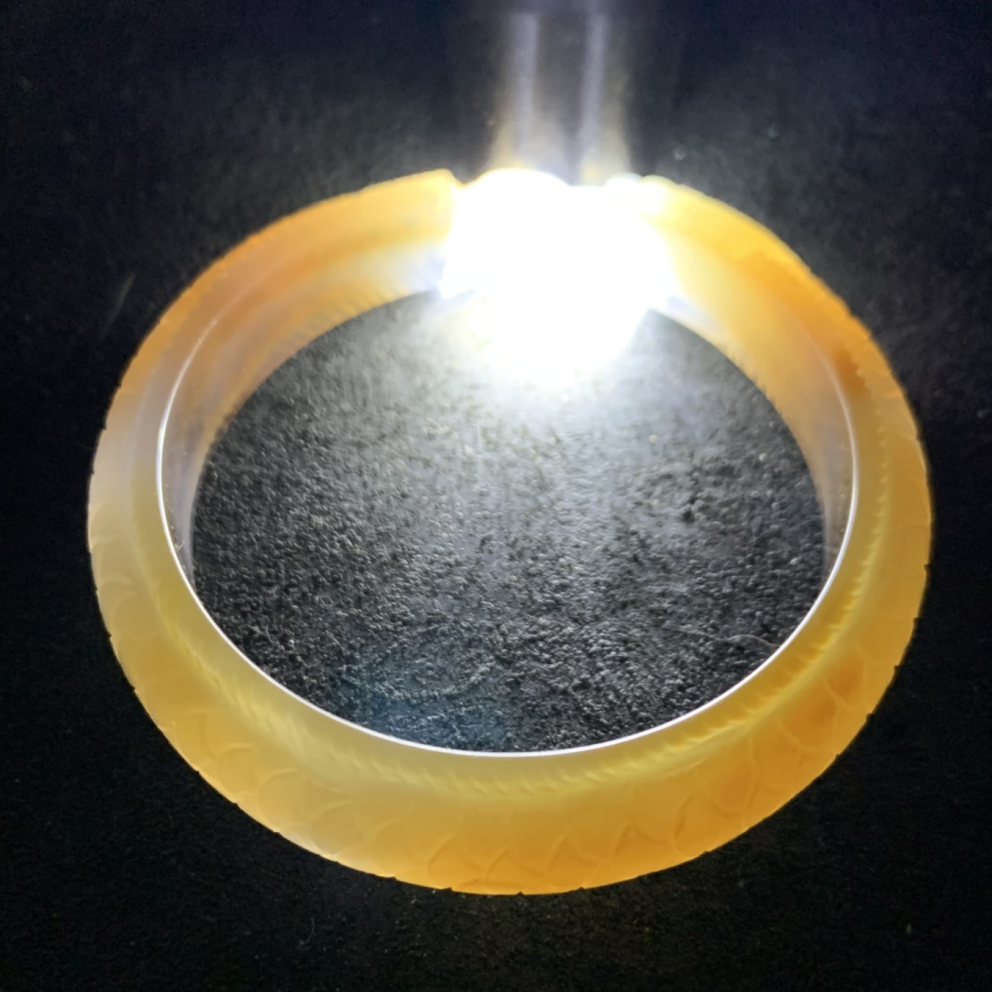 精美巴西玛瑙雕刻龙鱼手镯一只