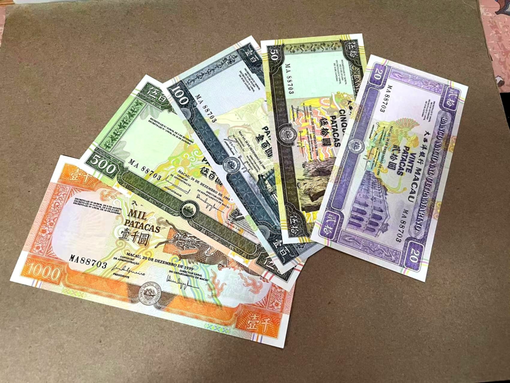 【Blue Auction】✨世界纸币精拍第301期——新纪元 【MA88703全同号全套 迎回归版 原装带册带证书】澳门 1999年20-1000元 全新UNC 非常漂亮一套 （500元有个角有极轻微荧光点）首次发行以澳门风光为主题的纸币 有别于过去以历史人物为主题 原装带册和证书如今非常少见 