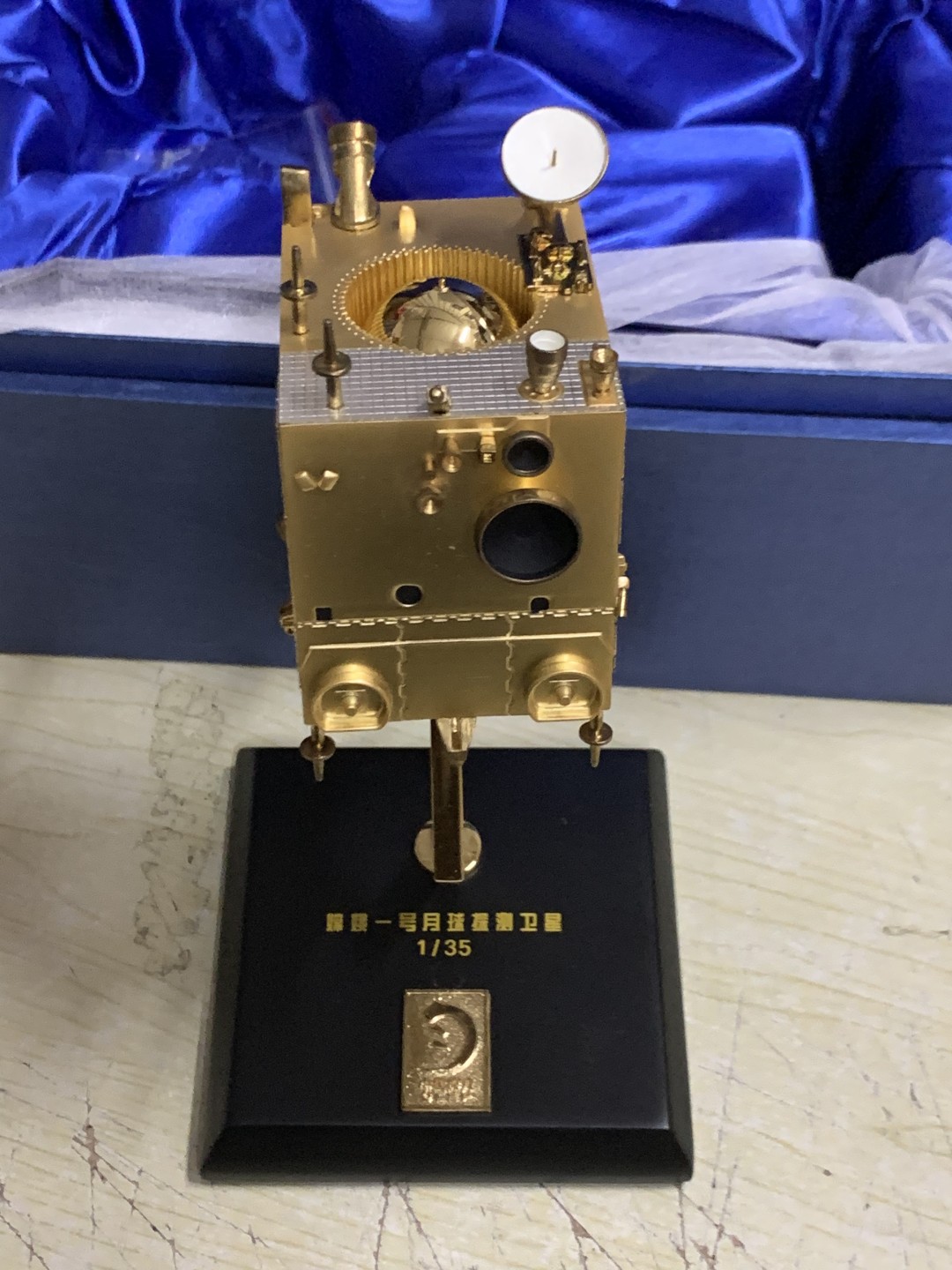 零元拍：中国航天科技授权收藏级 1/35 嫦娥一号卫星模型，带收藏证书，全新无拆。