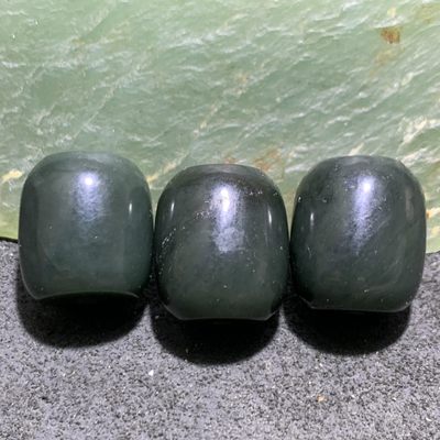 新疆和田青玉通货桶珠三颗 - 新疆和田青玉通货桶珠三颗