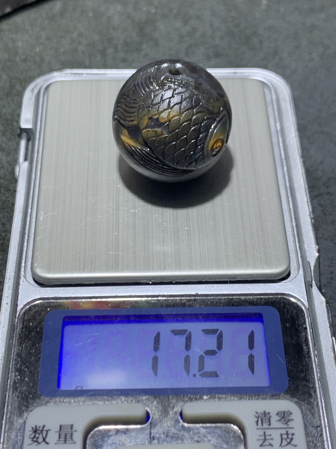 精美亚光战国红玛瑙手工俏色巧雕燕尾鱼圆珠一个，