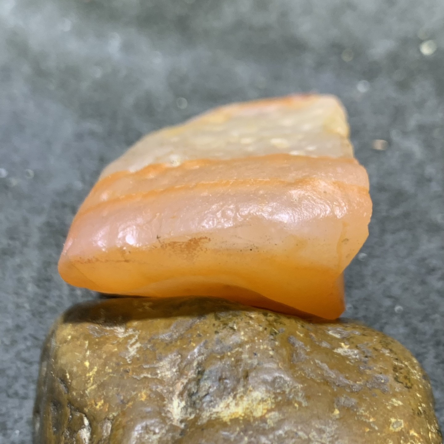 放福利！精美天然阿拉善红白双色玛瑙原石一颗，