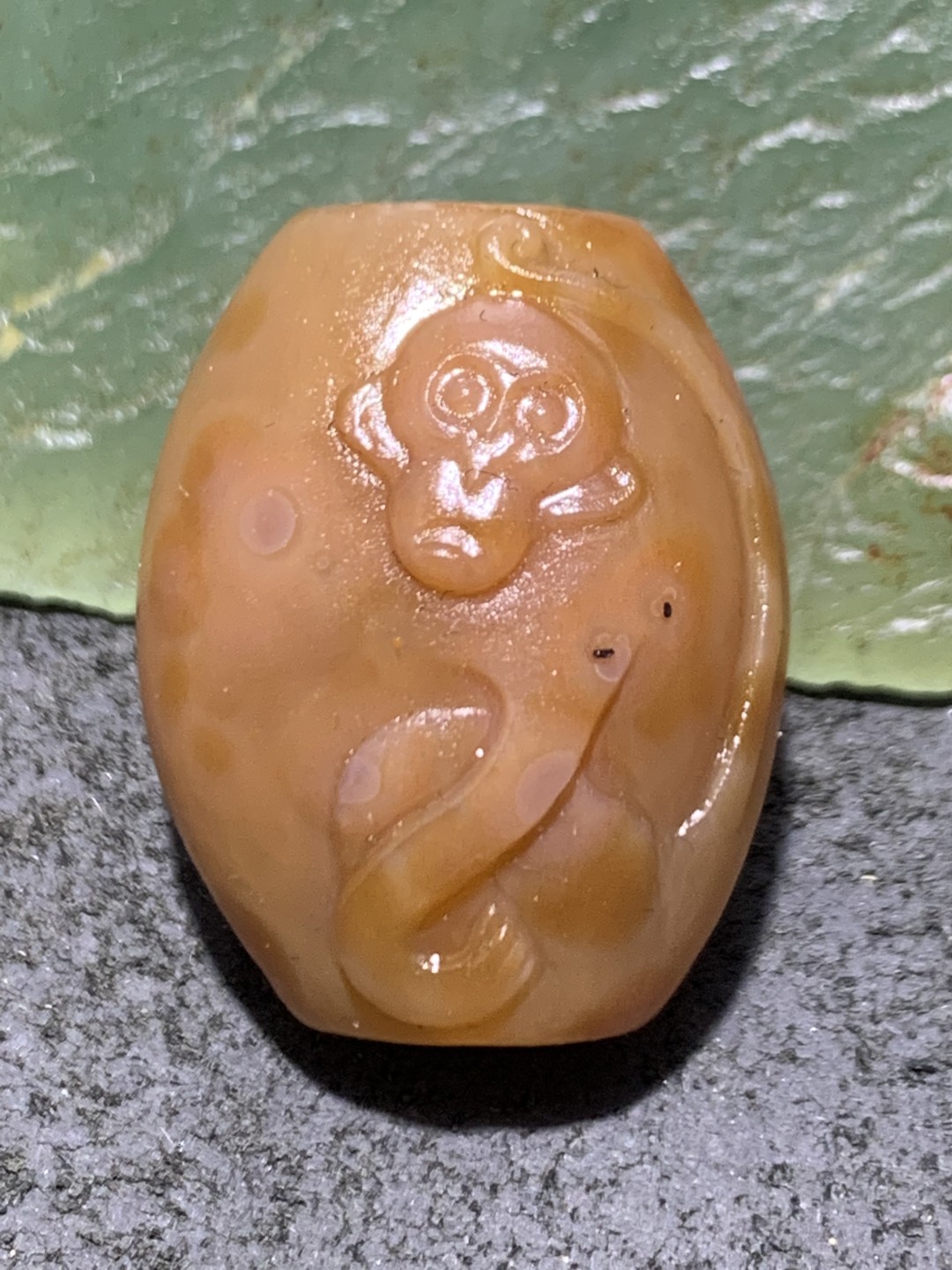 精美亚光战国红玛瑙手工雕刻灵猴勒子一颗！