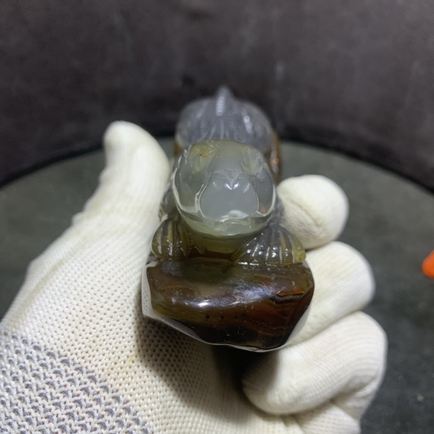 精美高玉化巴西玛瑙俏色巧雕蜥蜴把件一个，