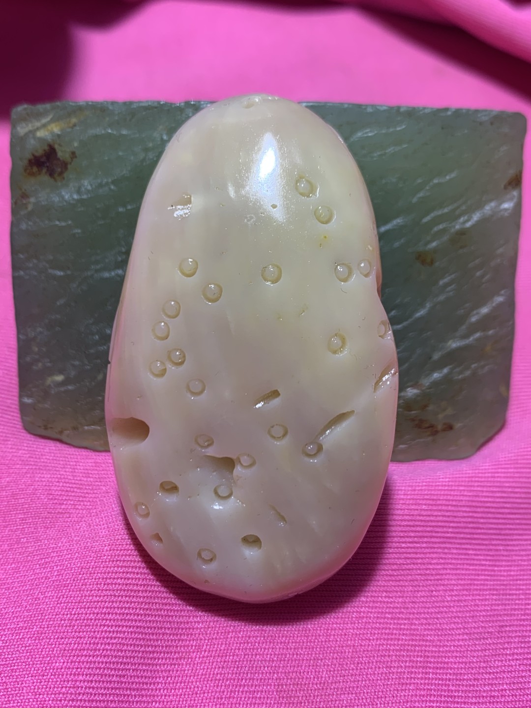 精品高玉化罕见紫罗兰料贝化玉手工俏色巧雕荷花鲤鱼吊坠（把件）一个，