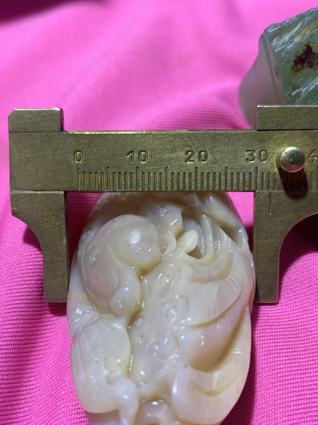 精品高玉化罕见紫罗兰料贝化玉手工俏色巧雕荷花鲤鱼吊坠（把件）一个，