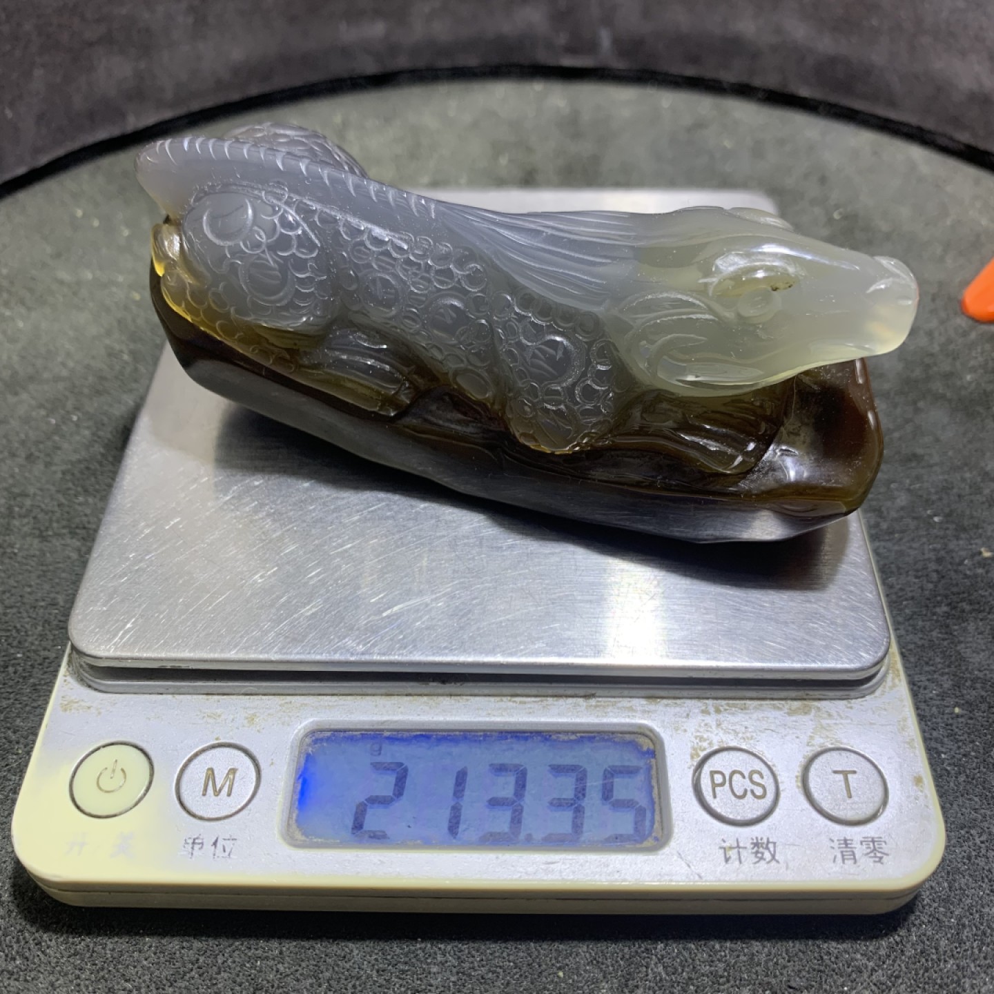 精美高玉化巴西玛瑙俏色巧雕蜥蜴把件一个，