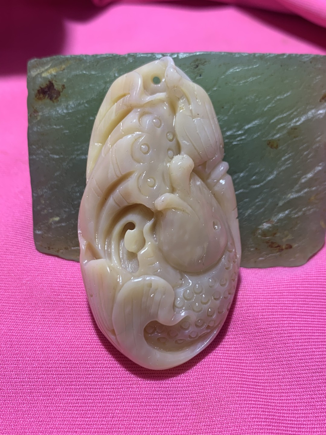 精品高玉化罕见紫罗兰料贝化玉手工俏色巧雕荷花鲤鱼吊坠（把件）一个，