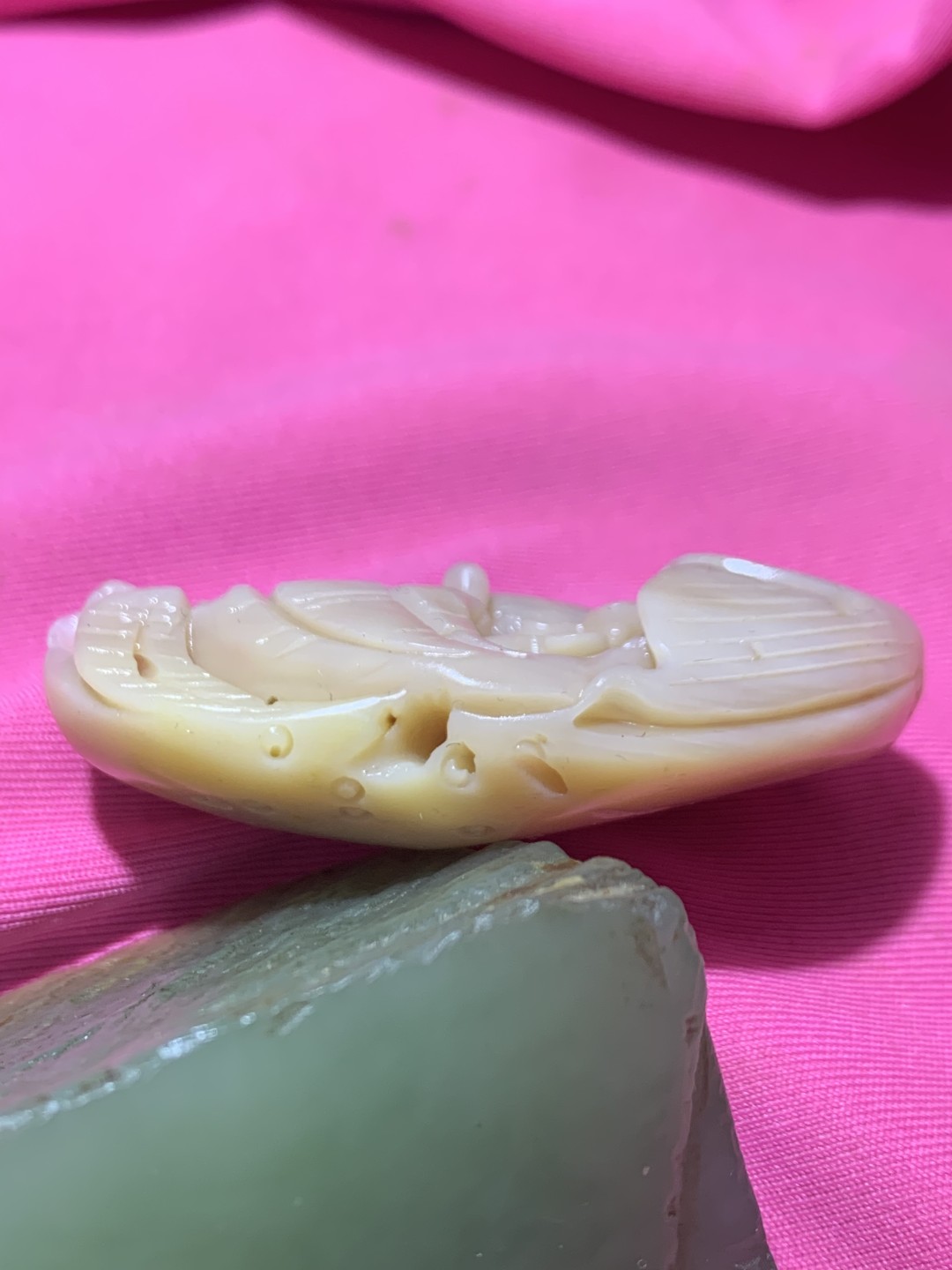 精品高玉化罕见紫罗兰料贝化玉手工俏色巧雕荷花鲤鱼吊坠（把件）一个，