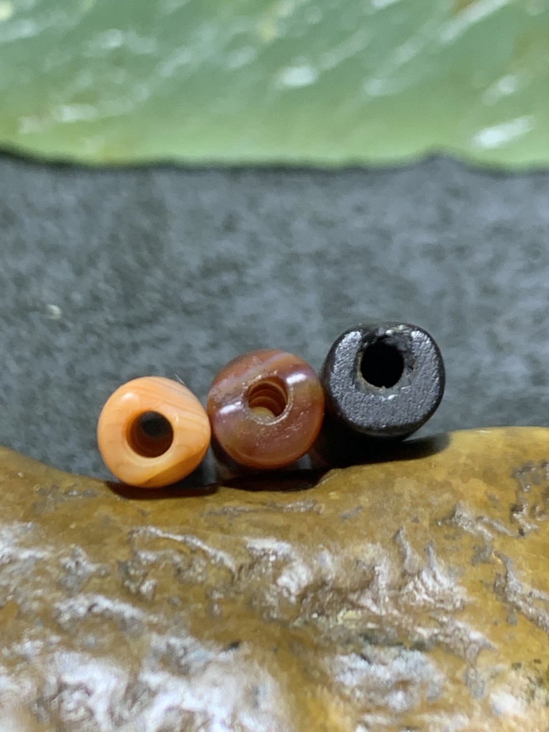 亚光高玉化缠丝玛瑙随形通货管珠三颗，