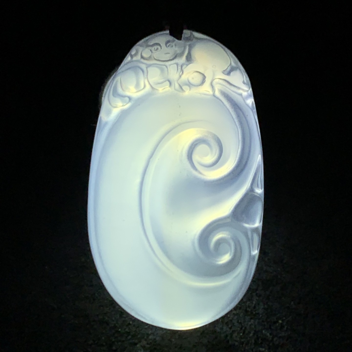 精美荔枝冻白玉髓如意吊坠一个，