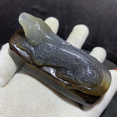 精美高玉化巴西玛瑙俏色巧雕蜥蜴把件一个， - 精美高玉化巴西玛瑙俏色巧雕蜥蜴把件一个，