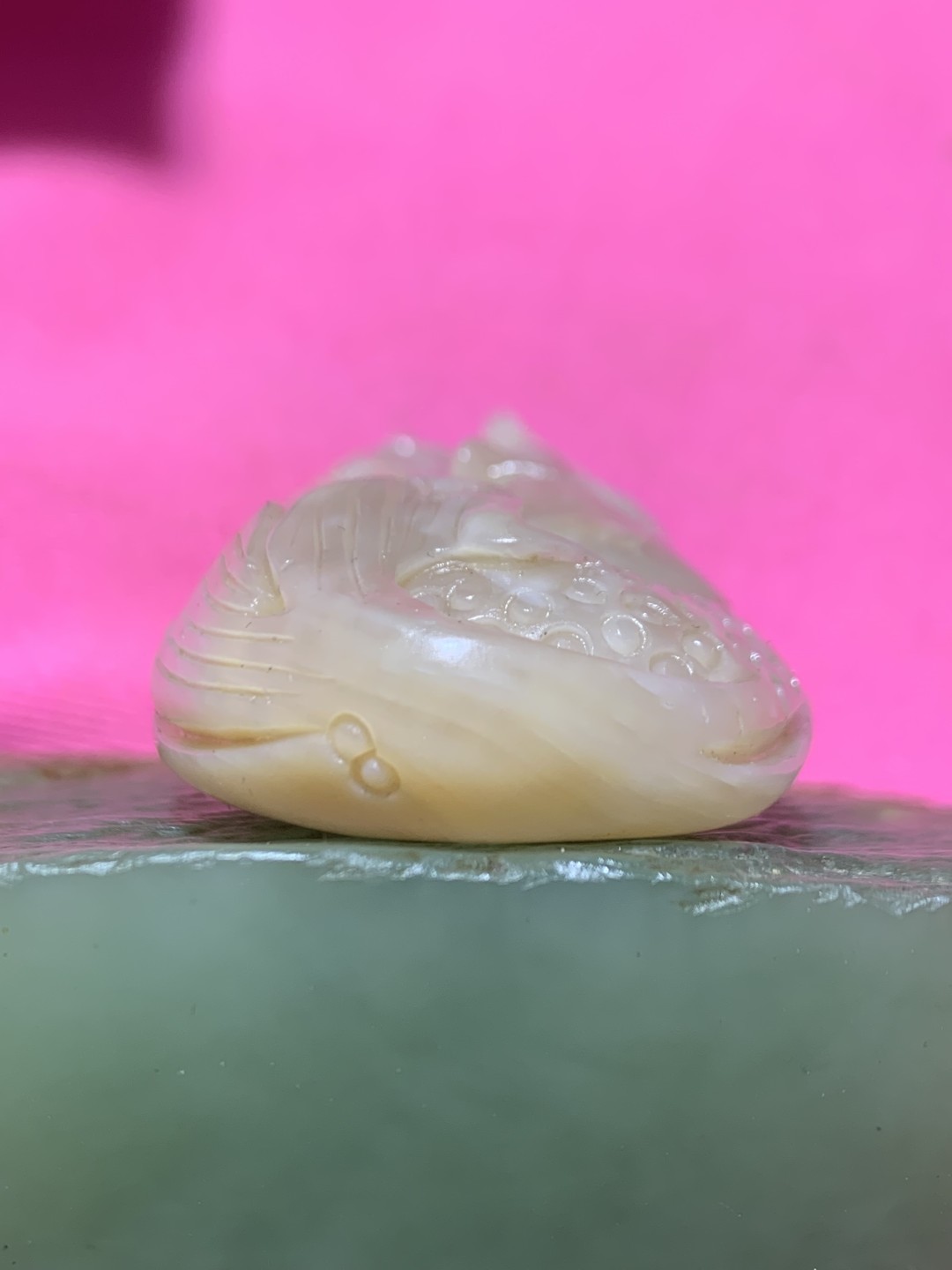 精品高玉化罕见紫罗兰料贝化玉手工俏色巧雕荷花鲤鱼吊坠（把件）一个，