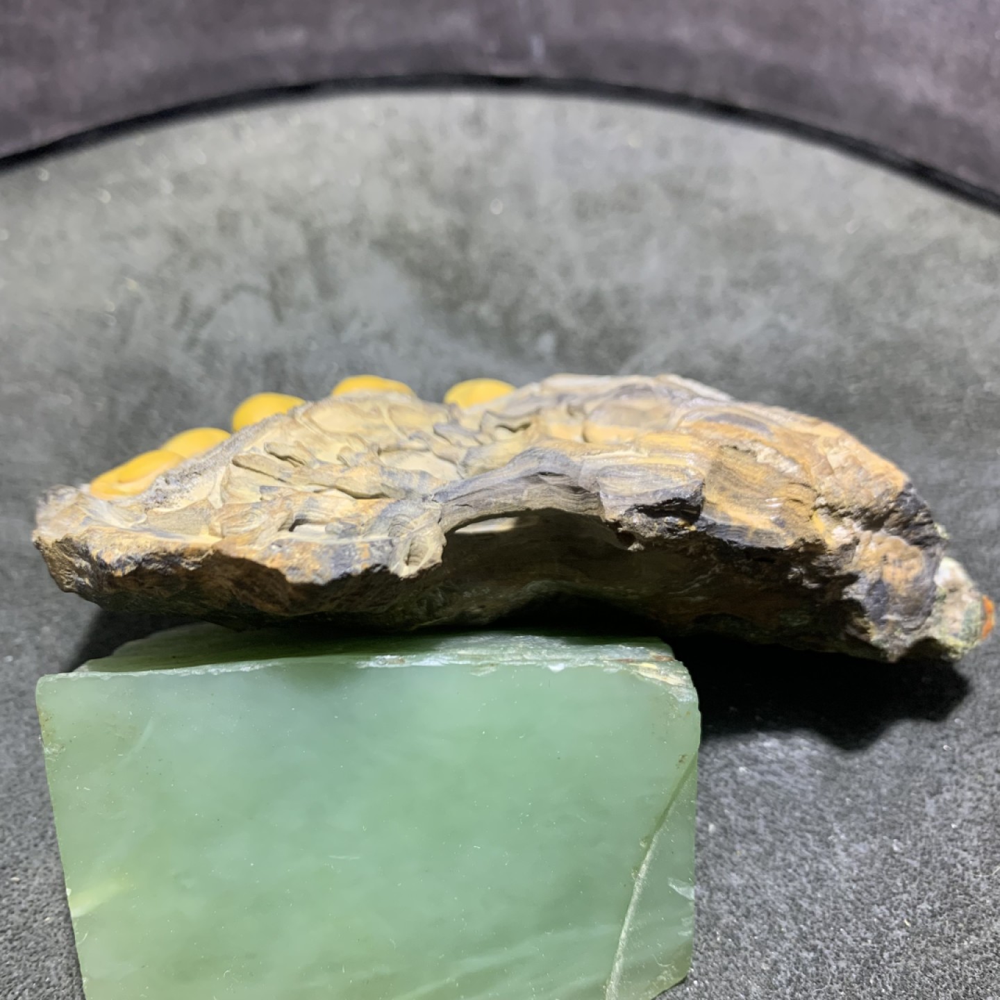 精美战国红玛瑙原石原皮巧雕枯木逢春摆件一个，